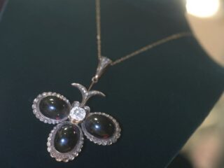 ビクトリアンペンダント|約30ctカボションカットガーネット &2.2ctクッションシェイプカットダイヤ(鑑定書付)【商品番号4614】