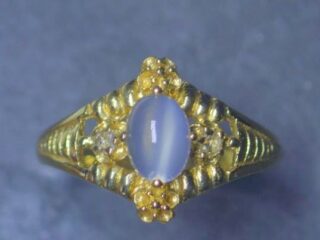 仏刻印アールデコ指輪|0.8CTキャッツアイムーンストーンと約0.05CTローズカットダイヤ&フィリグリー【商品番号r830】