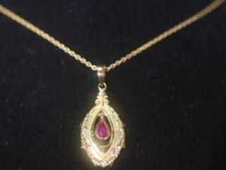 英刻印アールデコ約0.2CTルビー彫金ペンダント【p148】