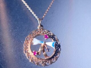 2.9gアールデコ約0.05CTルビーと約0.01CTサファイアフィリグリーエナメル ペンダント【p151】