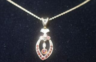 ヴィンテージ約0.7CTガーネット3石約0.05CTブリリアントカットダイヤペンダント【p150】