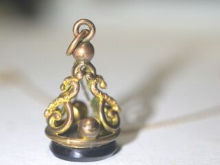 アールヌーヴォーオニキスシールペンダント【p152】